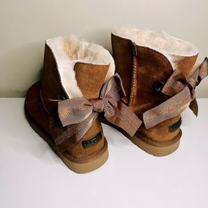 UGG Bailey Bow- New- Never Worn- Tan-Size 9